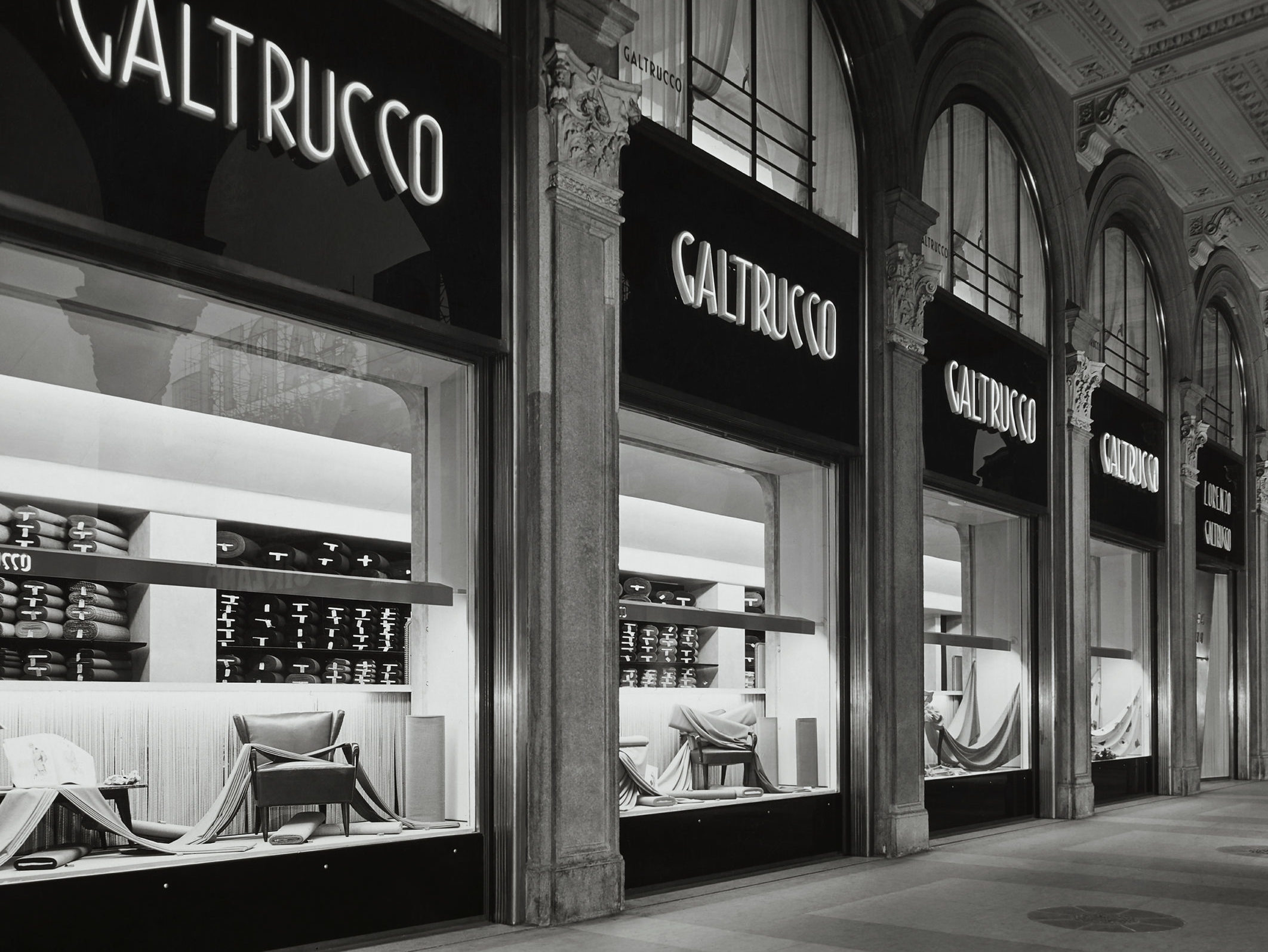 Vetrine-Galtrucco-sotto-portici-meridionali-piazza-Duomo-Milano-1949 Credit Villani e Figli, Bologna