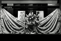 Vetrina con tessuti e figurino del negozio Galtrucco di Milano piazza Duomo (particolare), 1950 circa Foto Farabola Milano, Archivio Galtrucco (© Archivi Farabola)