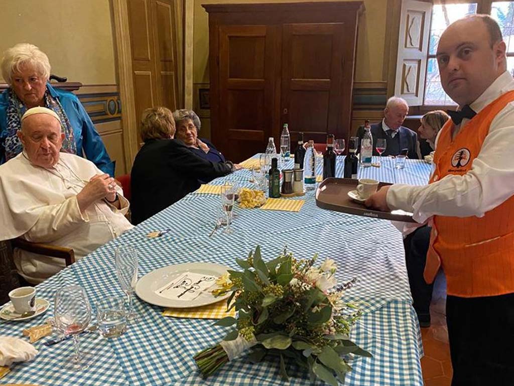 In occasione della visita privata di Papa Francesco a Portacomaro, paese di origine della sua famiglia in provincia di Asti, in Vescovado ad Asti erano presenti anche i ragazzi e le ragazze di Albergo Etico, che si sono occupati di servire il pranzo e hanno proposto un dolce speciale, creato per l’occasione.