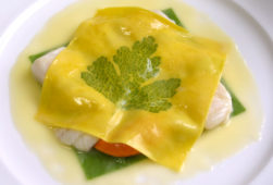 Raviolo aperto, uno dei tanti piatti iconici di Gualtiero Marchesi