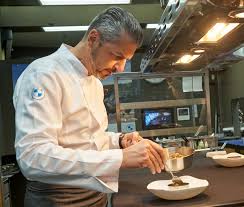 Andrea Berton nella cucina del suo omonimo ristorante a Milano