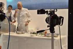 Lo chef Citeroni durante lo show cooking dedicato alla valorizzazione delle Marche 