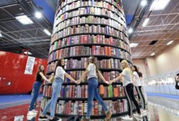 La torre libraria, immagine simbolo del Salone del Libro di Torino