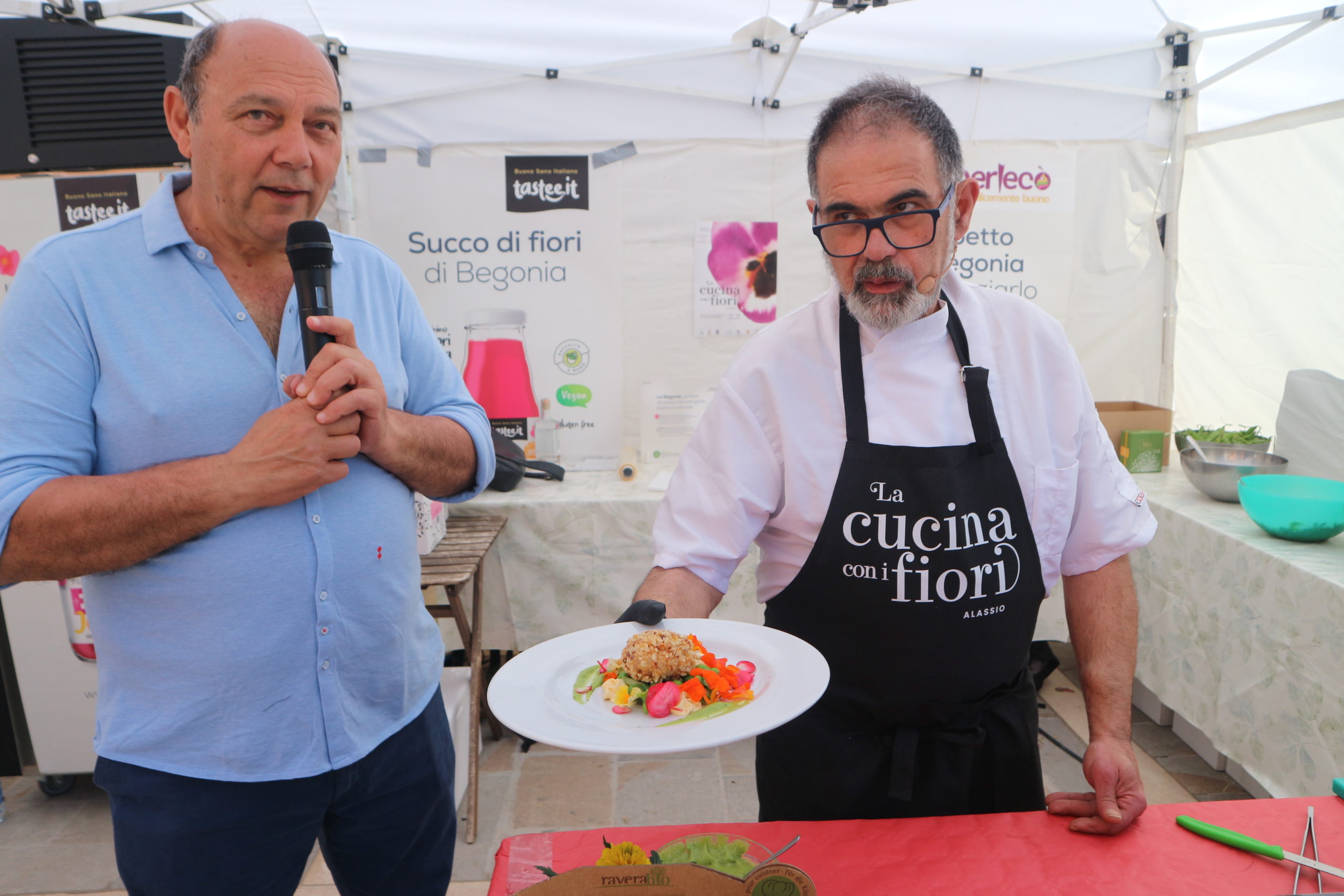 Claudio Porchia presenta uno degli chef delle precedenti edizioni del Festival della cucina coi fiori