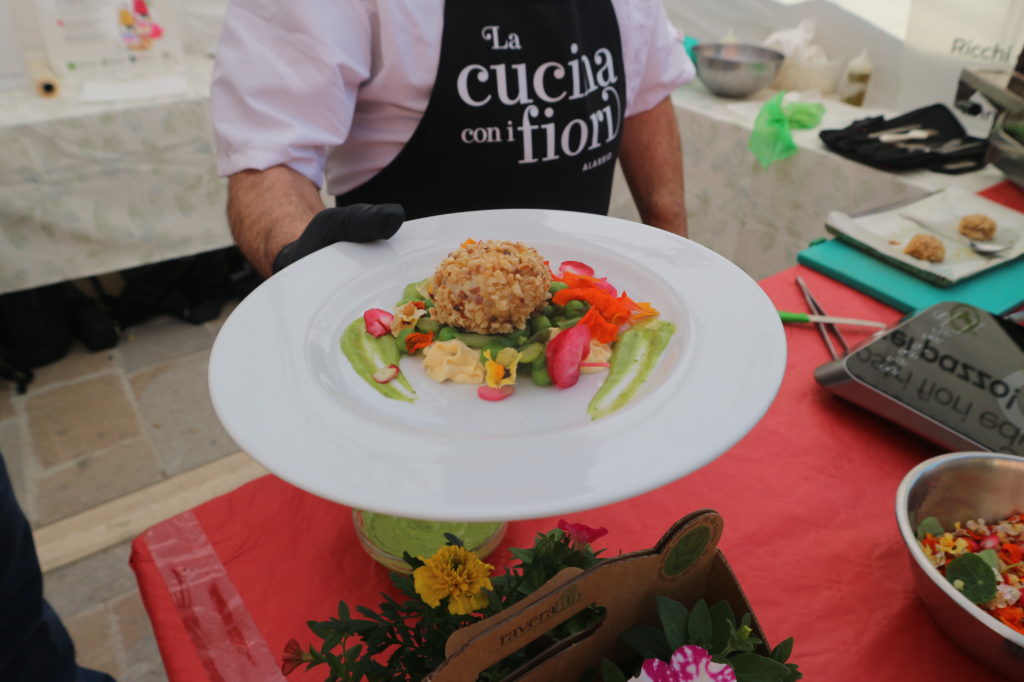 Presentazione di un piatto "floreale" al Festival della cucina coi fiori 